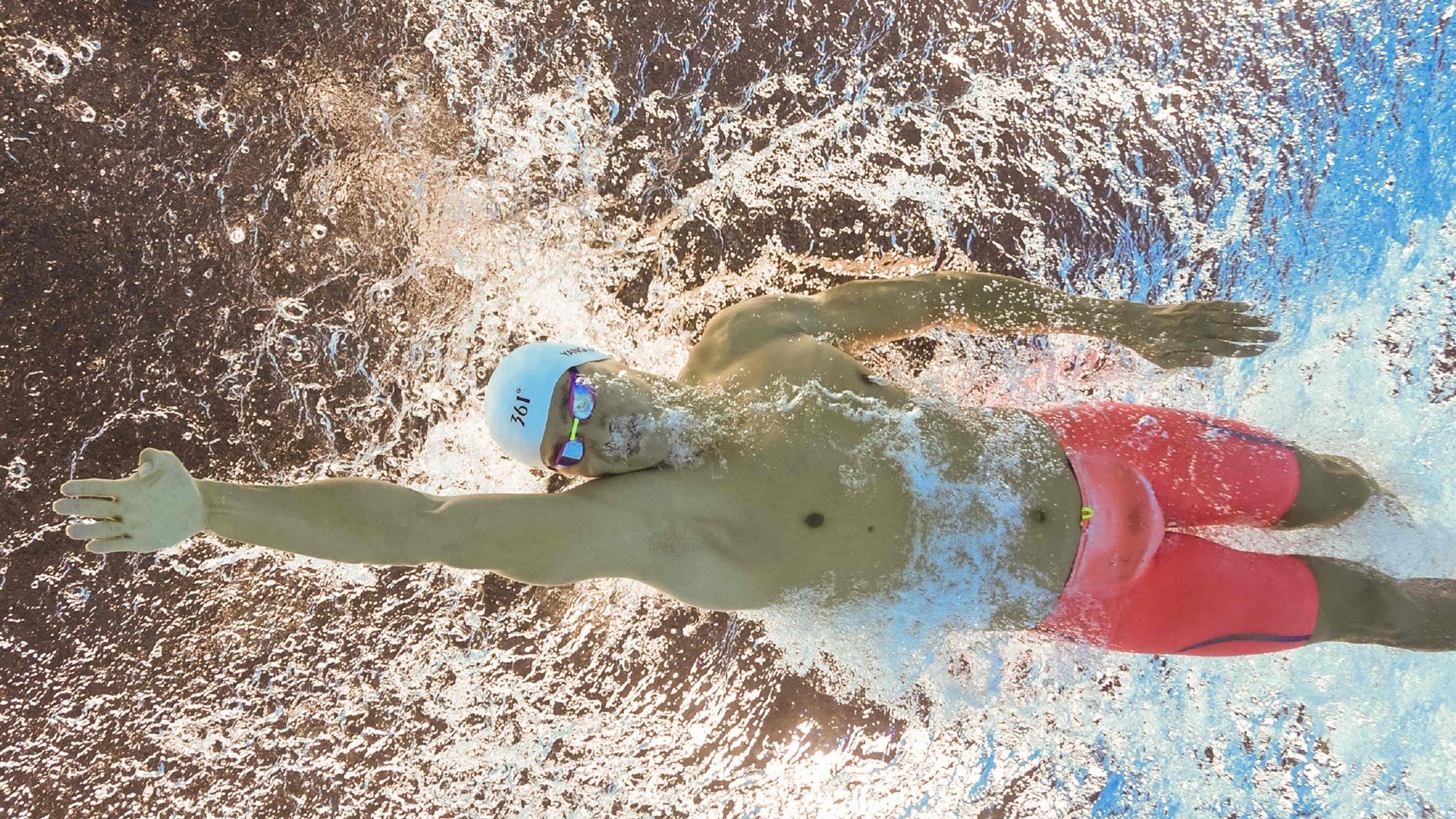 拜仁连续逼抢打乱对手出球节奏,拜仁进攻战术